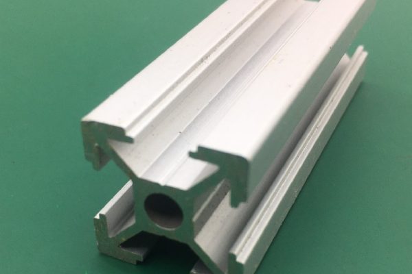 Nhôm định hình 20×20 là gì? Thông số kỹ thuật và ứng dụng trong bàn làm việc, kệ hồ cá, đồ án sinh viên