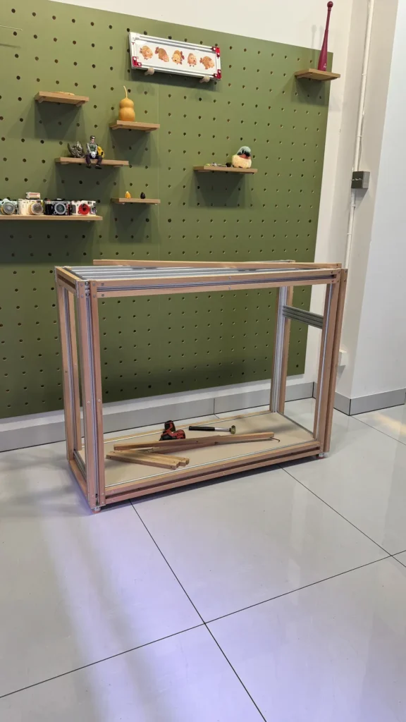 KỆ HỒ CÁ KHUNG NHÔM ĐỊNH HÌNH ỐP GỖ