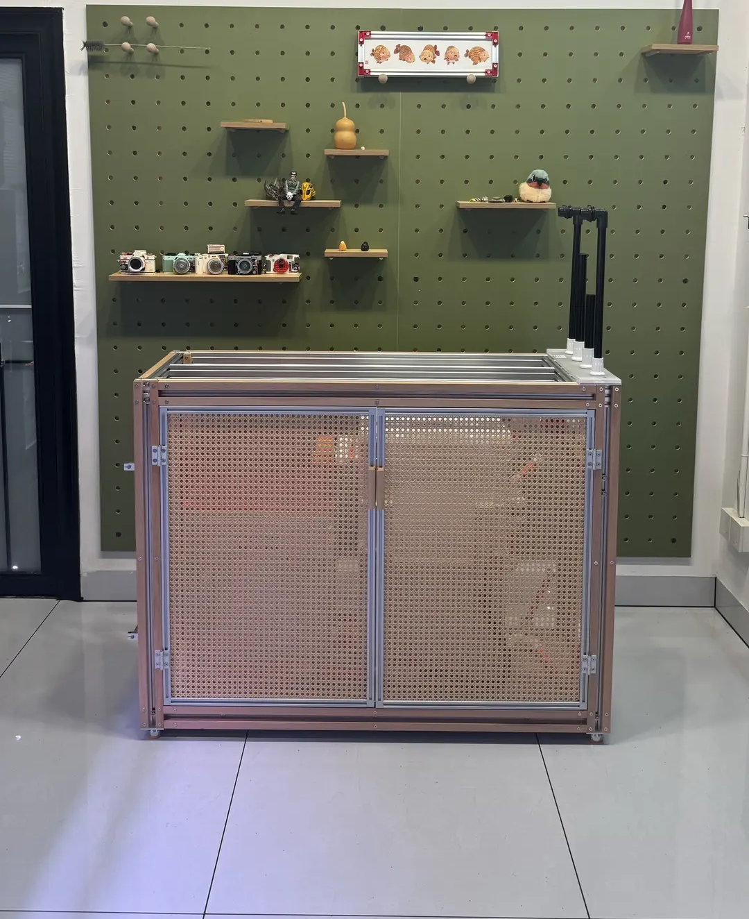 KỆ HỒ CÁ KHUNG NHÔM ĐỊNH HÌNH ỐP GỖ